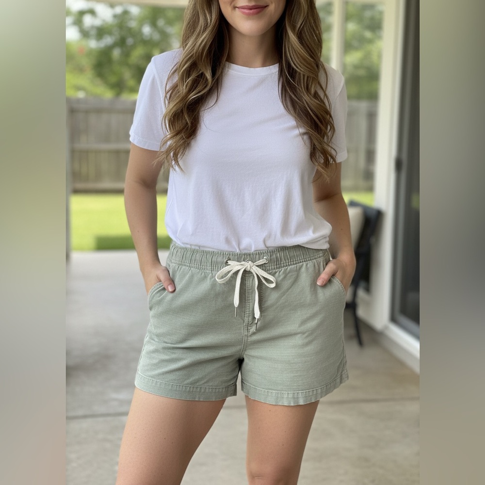 Vuori Sage Green Women's Cargo Shorts Ripstop Size Large Organic Cotton
